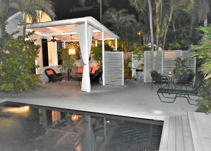 Simonton Court Historic Inn & Cottages